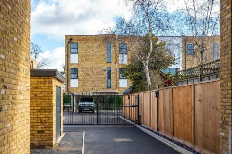 Sandycombe Road, Kew, Surrey, TW9 2 bed apartment for sale