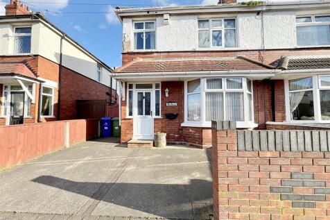 Tennyson Road, Cleethorpes, N.E.... 3 bed semi