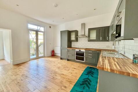 5 bedroom semi-detached house for sale