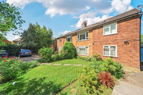 Holden Road,  Woodside Park,  N12 2 bed maisonette for sale