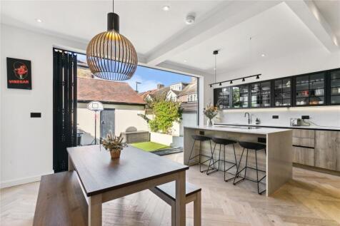 5 bedroom end of terrace house for sale