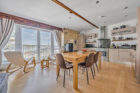 Penryn 2 bed apartment for sale