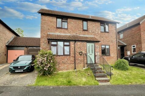 4 bedroom link detached house for sale