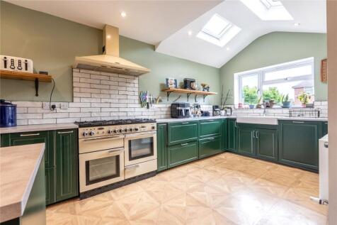 5 bedroom semi-detached house for sale