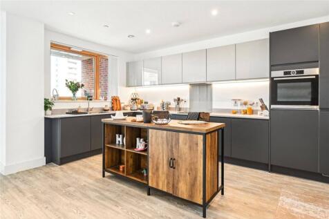 Southmere, Thamesmead, SE2 3 bed apartment for sale