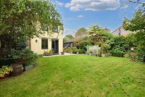 Holt Road, Gresham, Norwich 3 bed cottage for sale