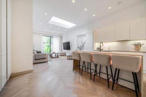 Woodside Grange Road, Woodside Park 2 bed flat for sale