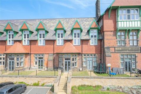17 Cookridge House, Oak Park Lane... 2 bed terraced house for sale