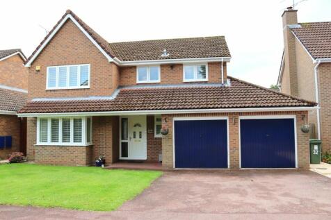 Randolph Drive, Farnborough GU14 4 bed detached house for sale