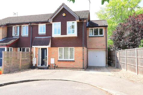 Long Beech Drive, FARNBOROUGH GU14 4 bed semi