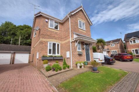 Maple Croft, New Farnley, Leeds, West... 3 bed detached house for sale