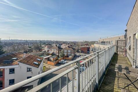 Telford Road, London, N11 2 bed flat for sale