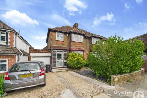 Ravenscraig Road, London, N11 3 bed semi