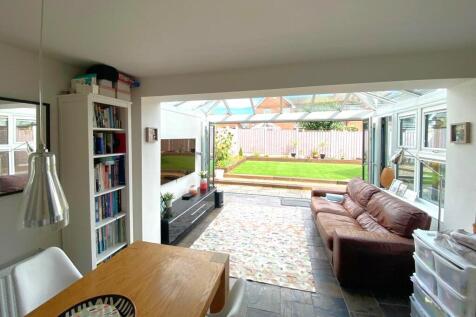 Yew Tree Lane, Leeds, West Yorkshire 3 bed detached house for sale