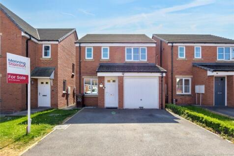 Pennwell Garth, Leeds, West Yorkshire 3 bed detached house for sale