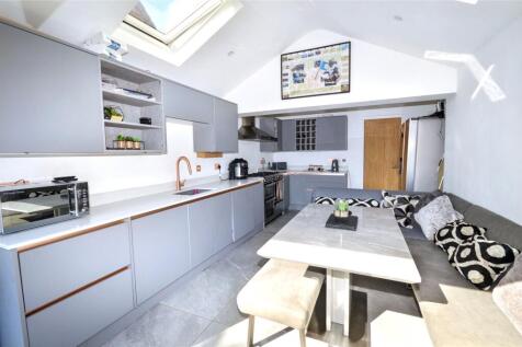 Raylands Court, Leeds, West Yorkshire 2 bed semi