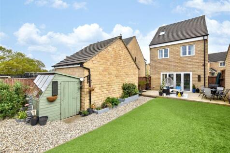 Galloway Grove, Pudsey, West Yorkshire 4 bed detached house for sale