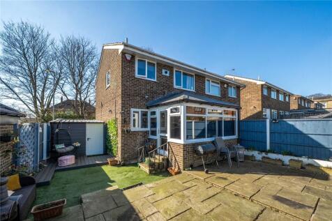 Landseer Gardens, Leeds, West Yorkshire 3 bed semi