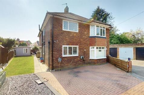 2 bedroom maisonette for sale