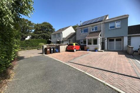 5 bedroom link detached house for sale