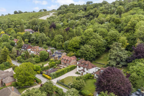 6 bedroom detached house for sale