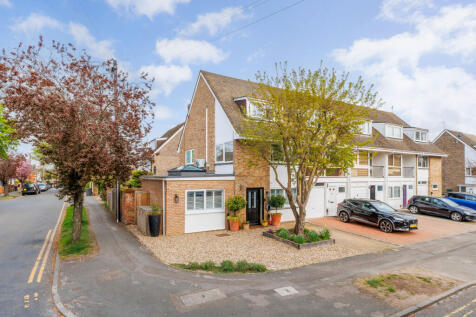 4 bedroom end of terrace house for sale