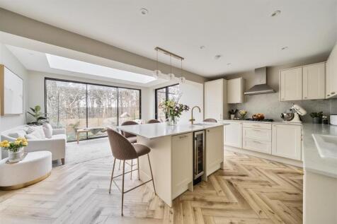4 bedroom semi-detached house for sale