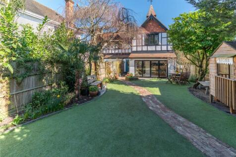 Connaught Avenue, Loughton, Essex, IG10 4 bed semi