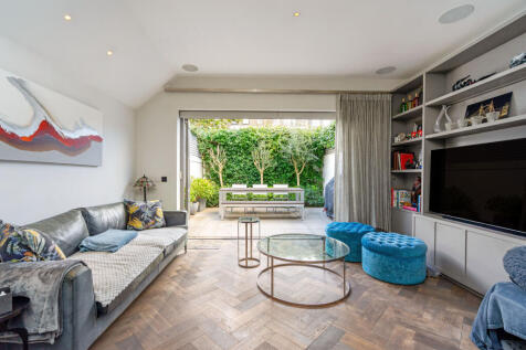 3 bedroom maisonette for sale