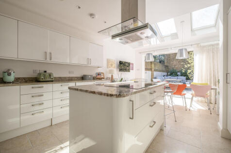 4 bedroom terraced house for sale