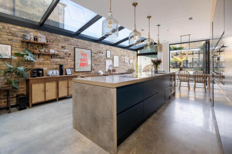 4 bedroom terraced house for sale