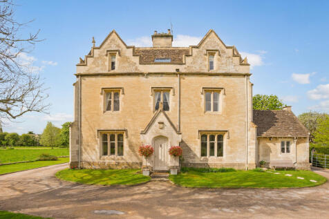 4 bedroom end of terrace house for sale