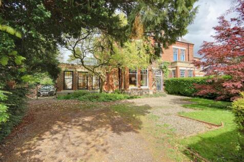 6 bedroom semi-detached house for sale