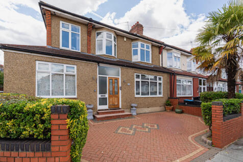 4 bedroom end of terrace house for sale