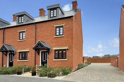 3 bedroom town house for sale