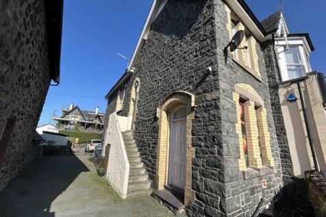 Village Road, Llanfairfechan 3 bed apartment for sale