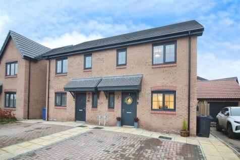3 bedroom semi-detached house for sale