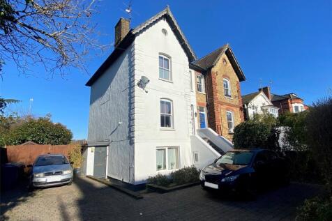 Leicester Road, New Barnet... 4 bed semi