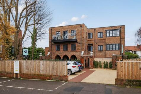 St. Andrews Square, Surbiton 2 bed apartment for sale