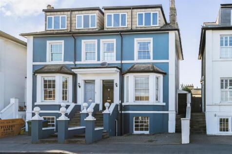 Portsmouth Road, Thames Ditton 5 bed semi