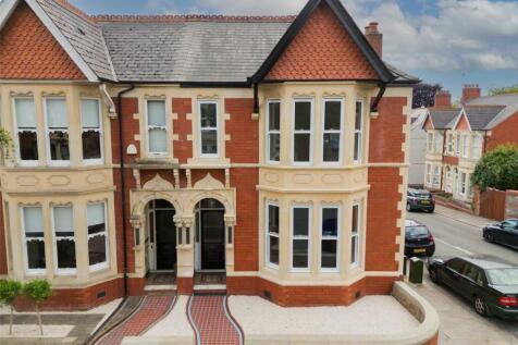 4 bedroom end of terrace house for sale