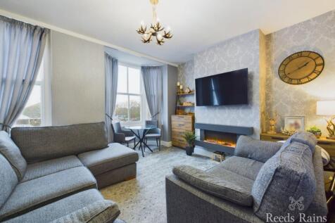 5 bedroom terraced house for sale