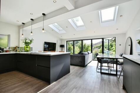 Birch Drive, Stockport SK7 3 bed detached house for sale