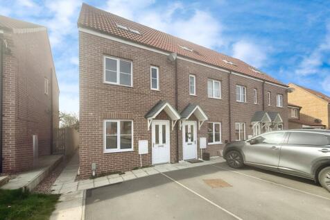 Links Drive, Grimsby DN36 3 bed end of terrace house for sale