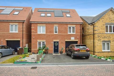 Lotus Crescent, West Yorkshire WF10 5 bed detached house for sale