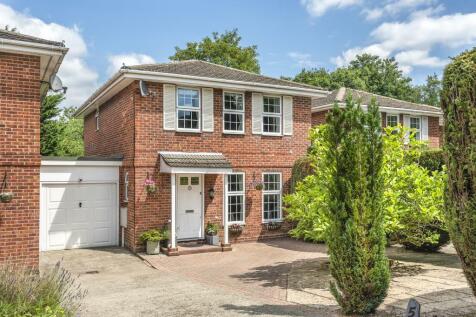Lightwater,  Surrey,  GU18 4 bed link detached house for sale