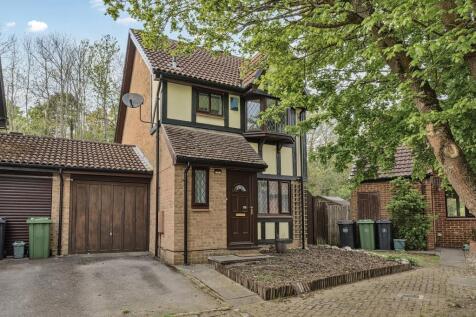 Bagshot,  Surrey,  GU19 3 bed link detached house for sale