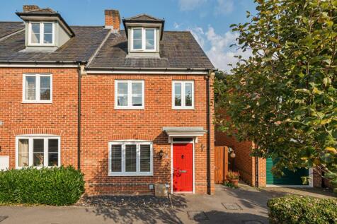 Newbury,  Berkshire,  RG19 4 bed end of terrace house for sale