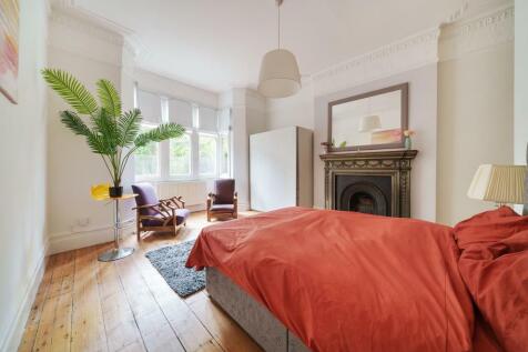 Surbiton,  Surrey,  KT6 2 bed flat for sale