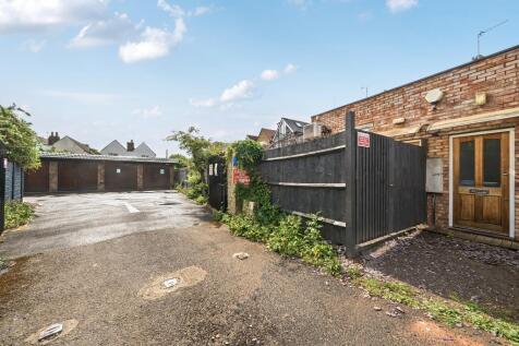 Surbiton,  Surrey,  KT6 2 bed maisonette for sale